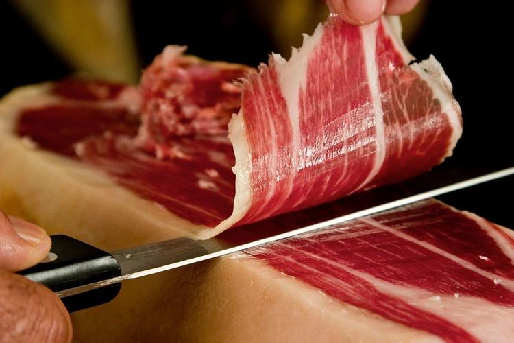 西式火腿肉都會添加紅曲黃色素的原因是？